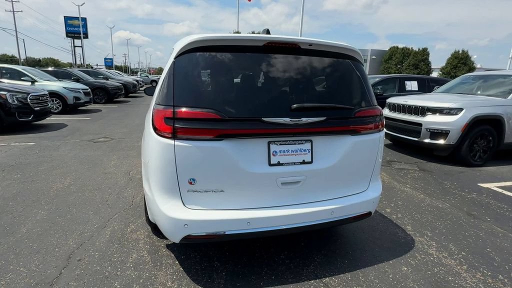 Used 2024 Chrysler Pacifica Touring-L FWD image 7