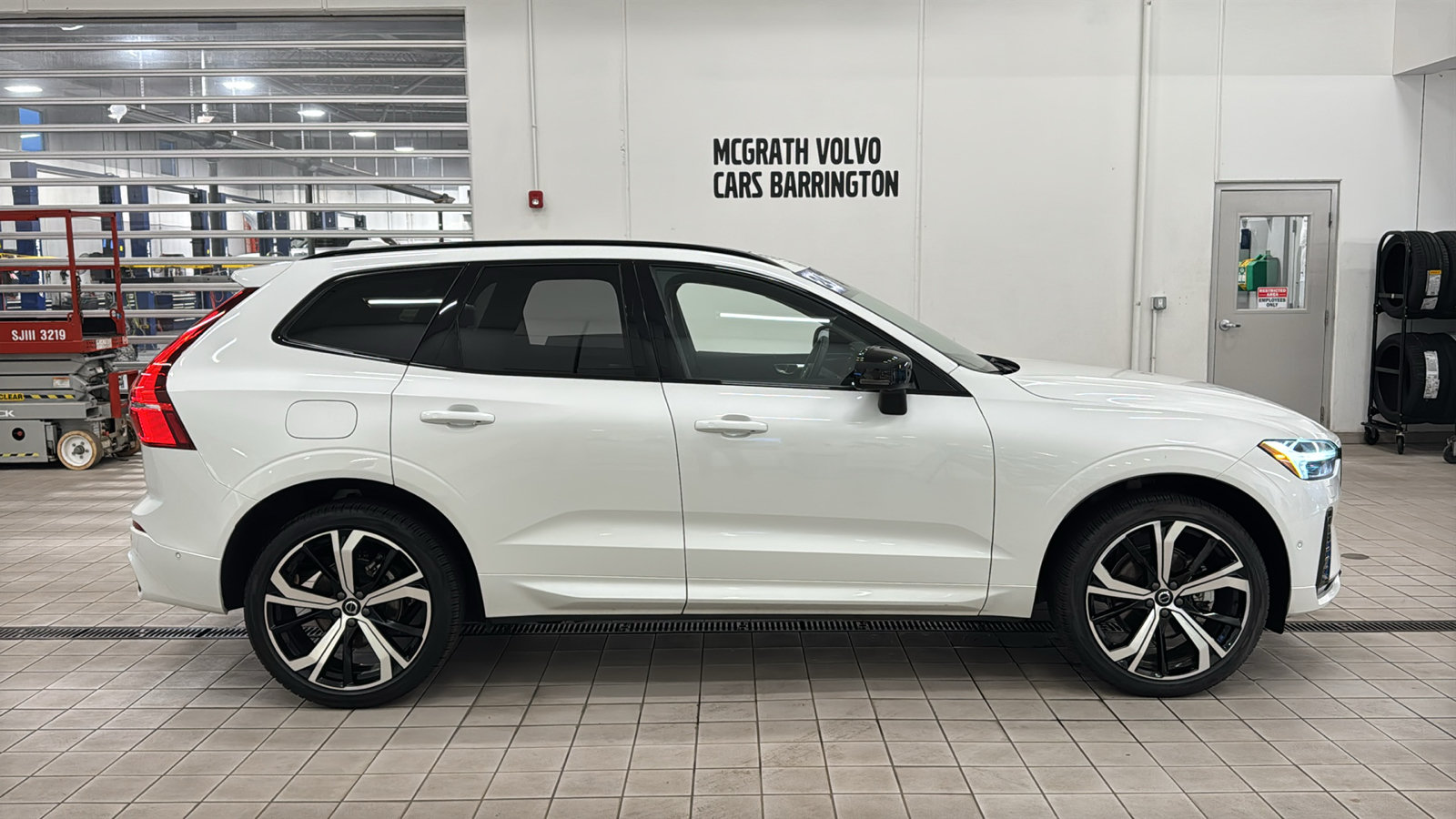 Used 2024 Volvo XC60 B5 Ultimate w/ Climate Package AWD/4WD image 4