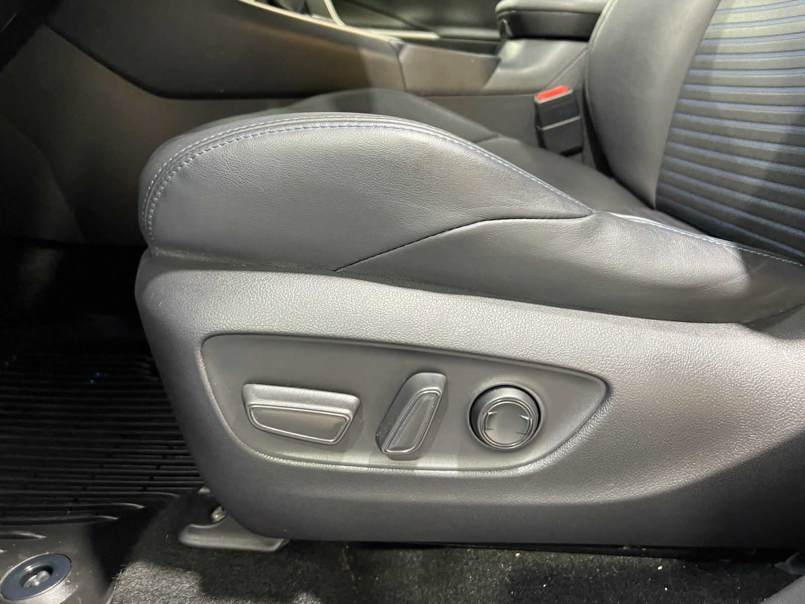 Used 2022 Toyota RAV4 XSE AWD/4WD image 24