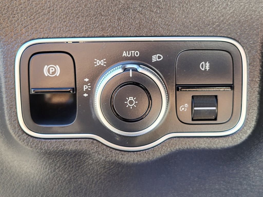 Used 2023 Mercedes-Benz GLB 250 4MATIC image 9