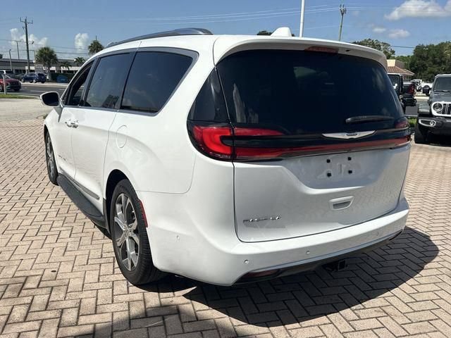 Used 2022 Chrysler Pacifica Pinnacle FWD image 9
