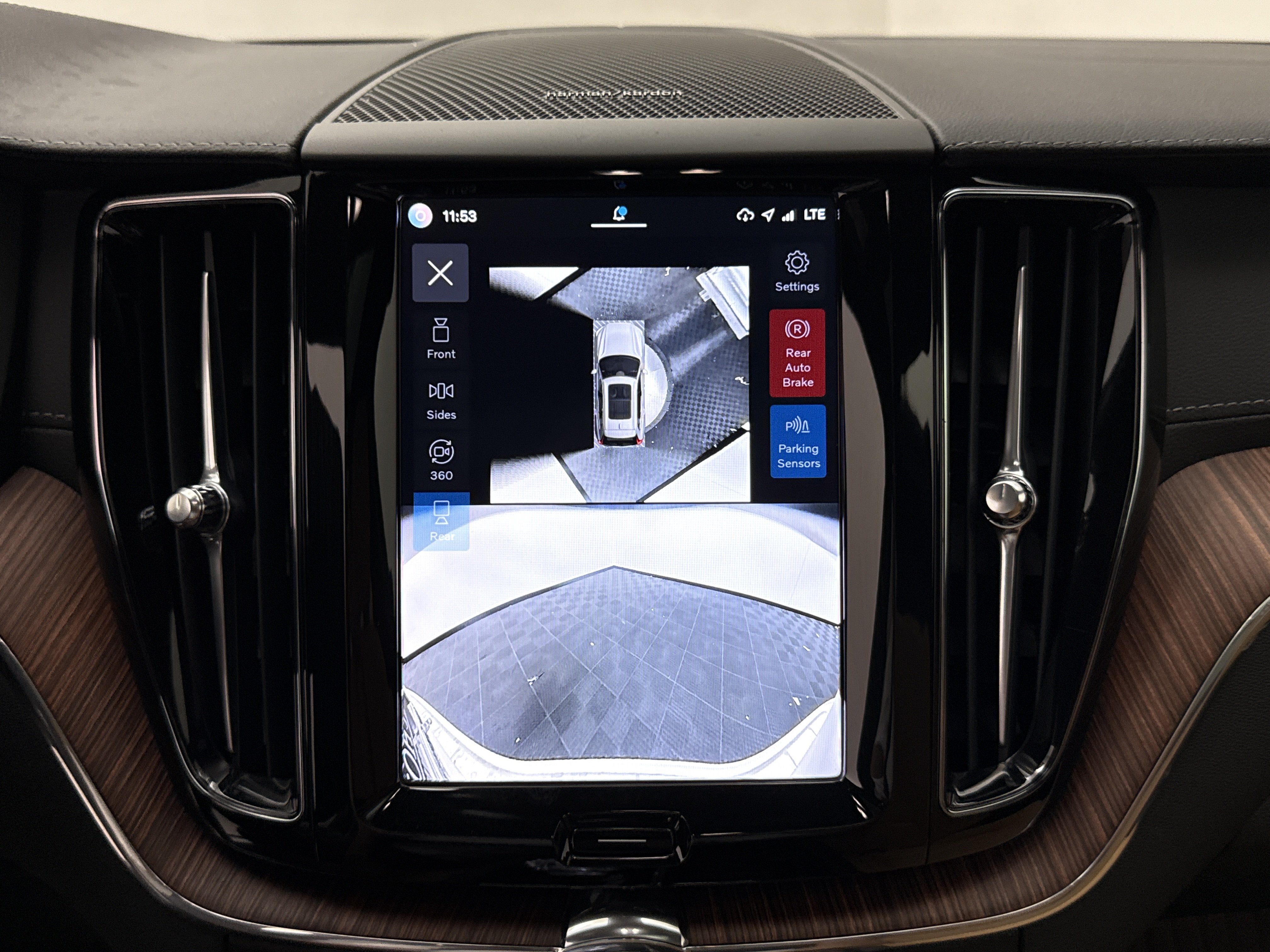 Certified 2025 Volvo XC60 B5 Ultra w/ Protection Package Premier AWD/4WD image 16