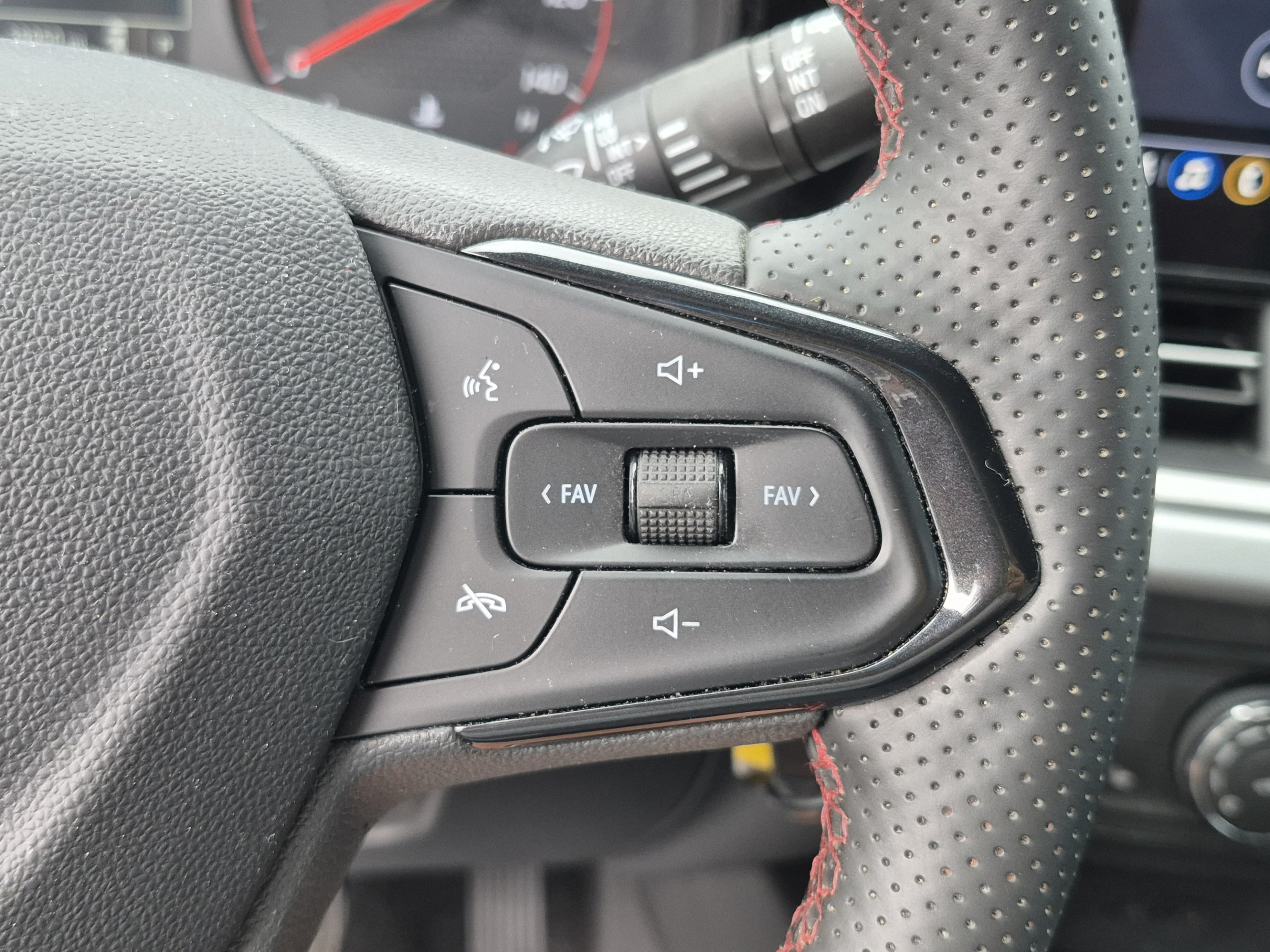Used 2025 Chevrolet Trax RS w/ Driver Confidence Package FWD image 30