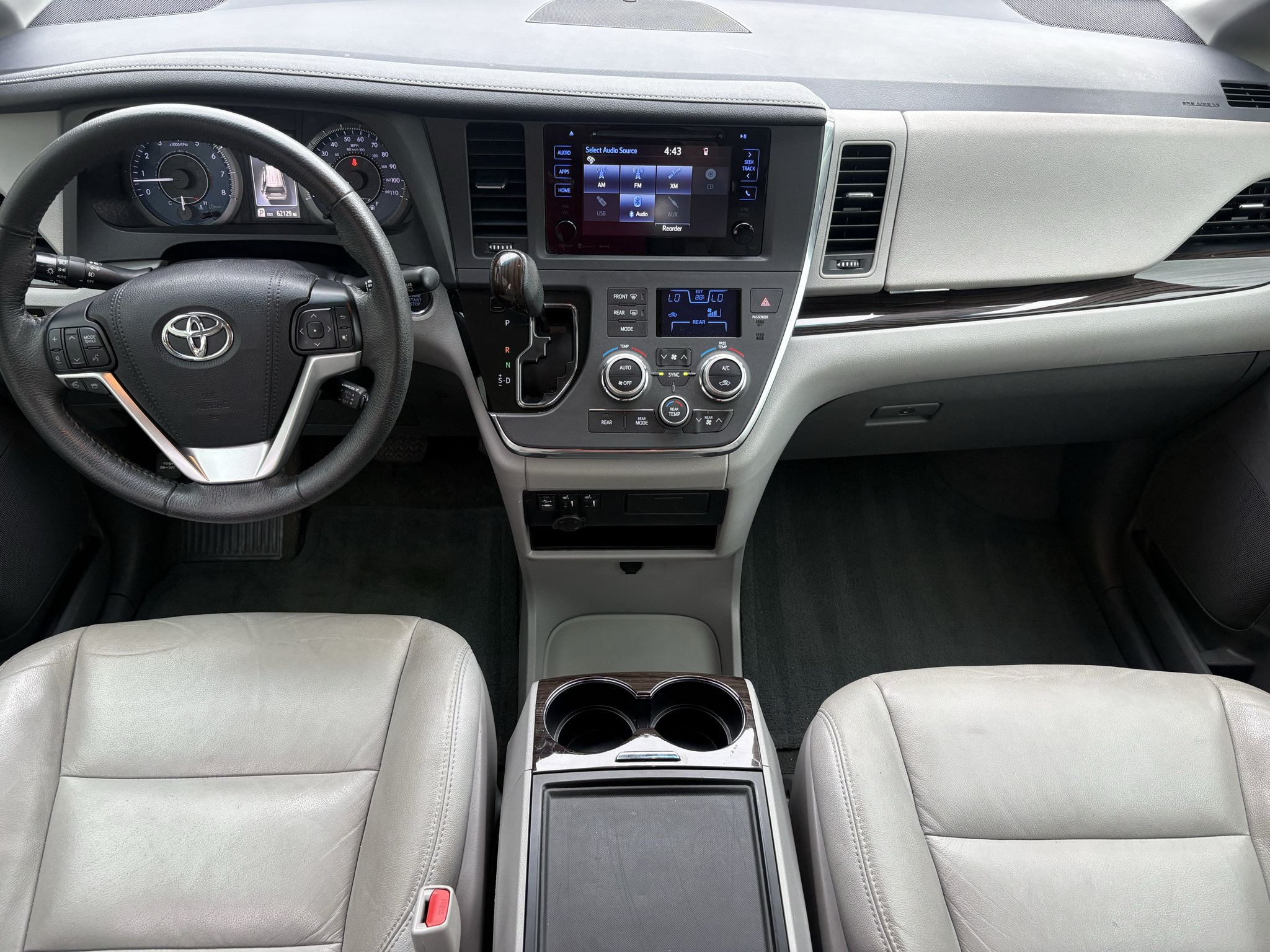 Used 2017 Toyota Sienna XLE FWD image 2