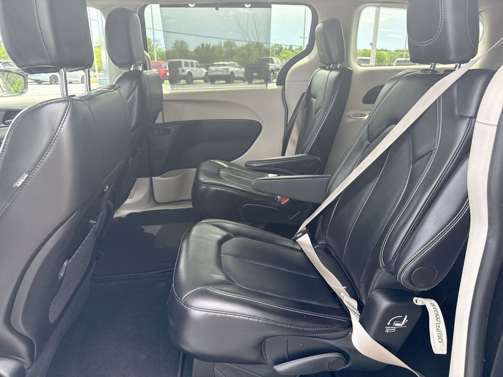 Used 2024 Chrysler Pacifica Touring-L FWD image 21