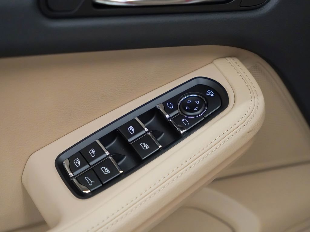 Certified 2026 Porsche Macan AWD/4WD image 23