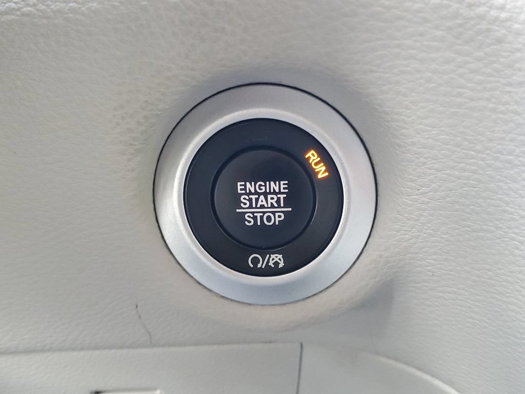 Used 2023 Chrysler Pacifica Limited FWD image 16
