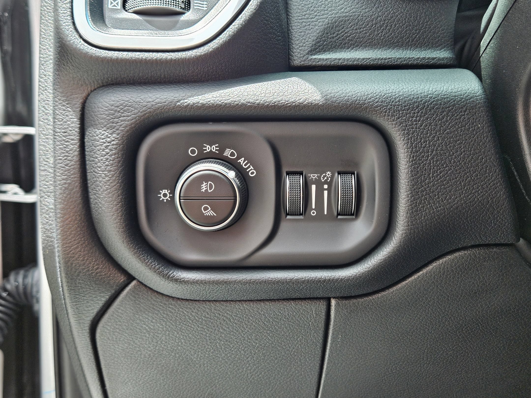New 2026 RAM 2500 Laramie w/ Sport Appearance Package AWD/4WD image 18