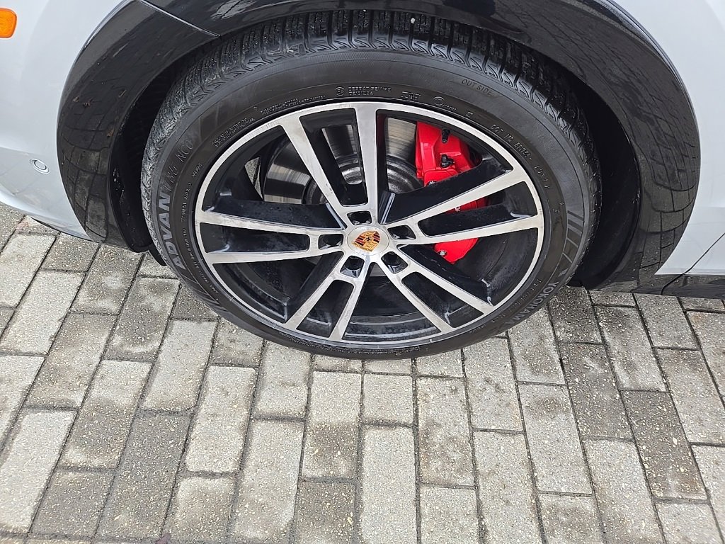 Used 2025 Porsche Cayenne GTS image 10