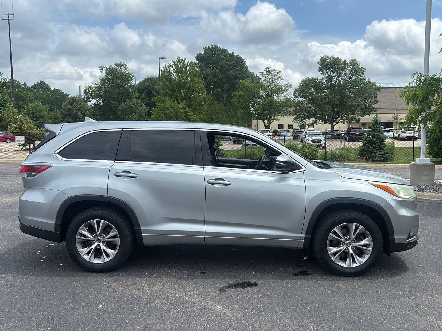 Used 2016 Toyota Highlander Plus FWD image 7