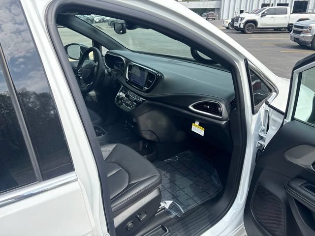 New 2027 Chrysler Pacifica Select w/ Family Tech Group AWD/4WD image 20