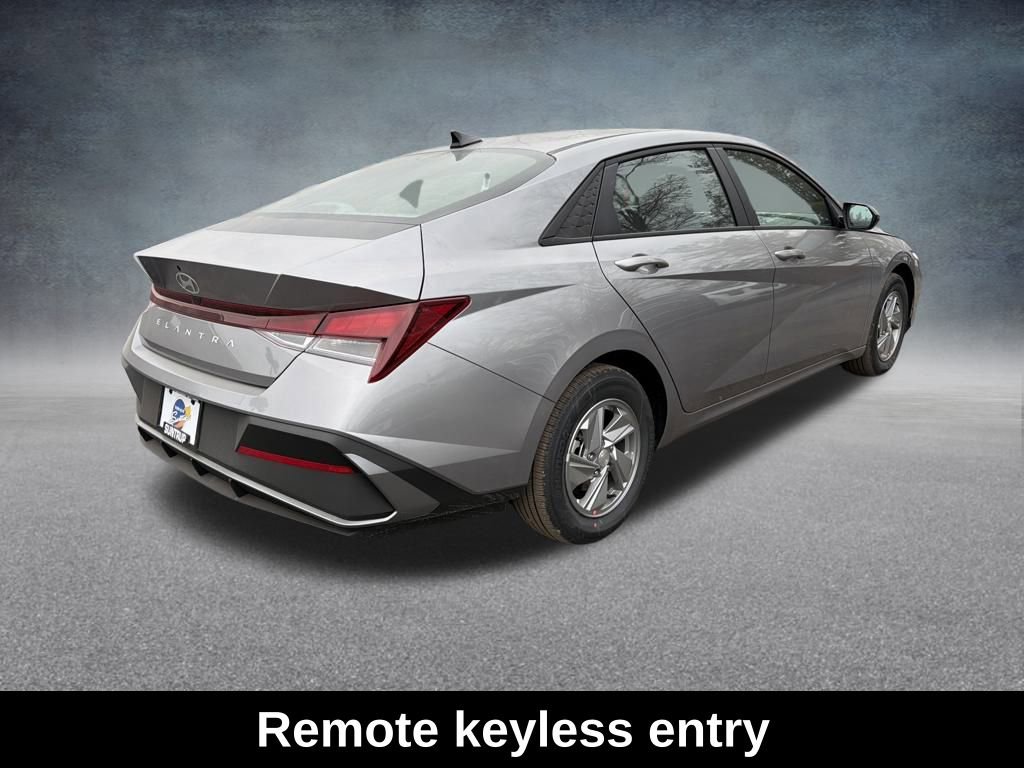 Used 2026 Hyundai Elantra SE w/ Cargo Package image 5