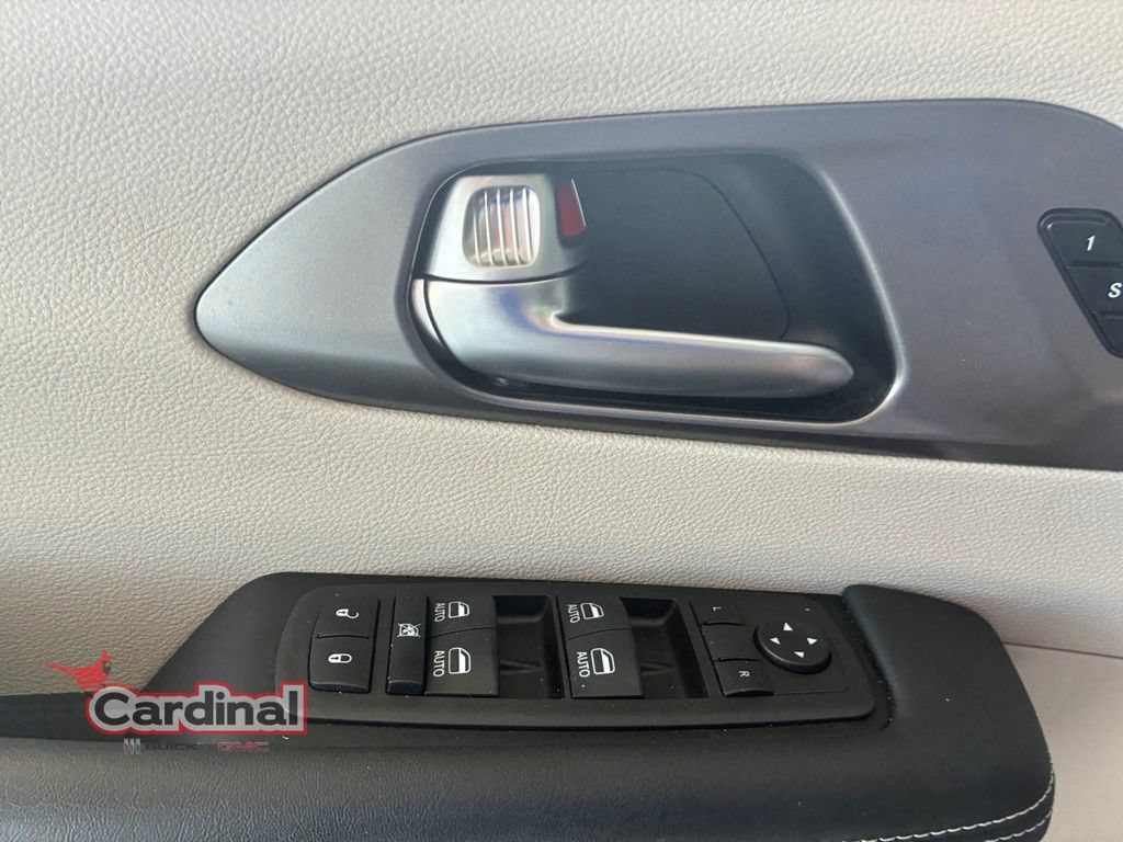 Used 2023 Chrysler Pacifica Touring-L w/ Uconnect Theater Family Group AWD/4WD image 10