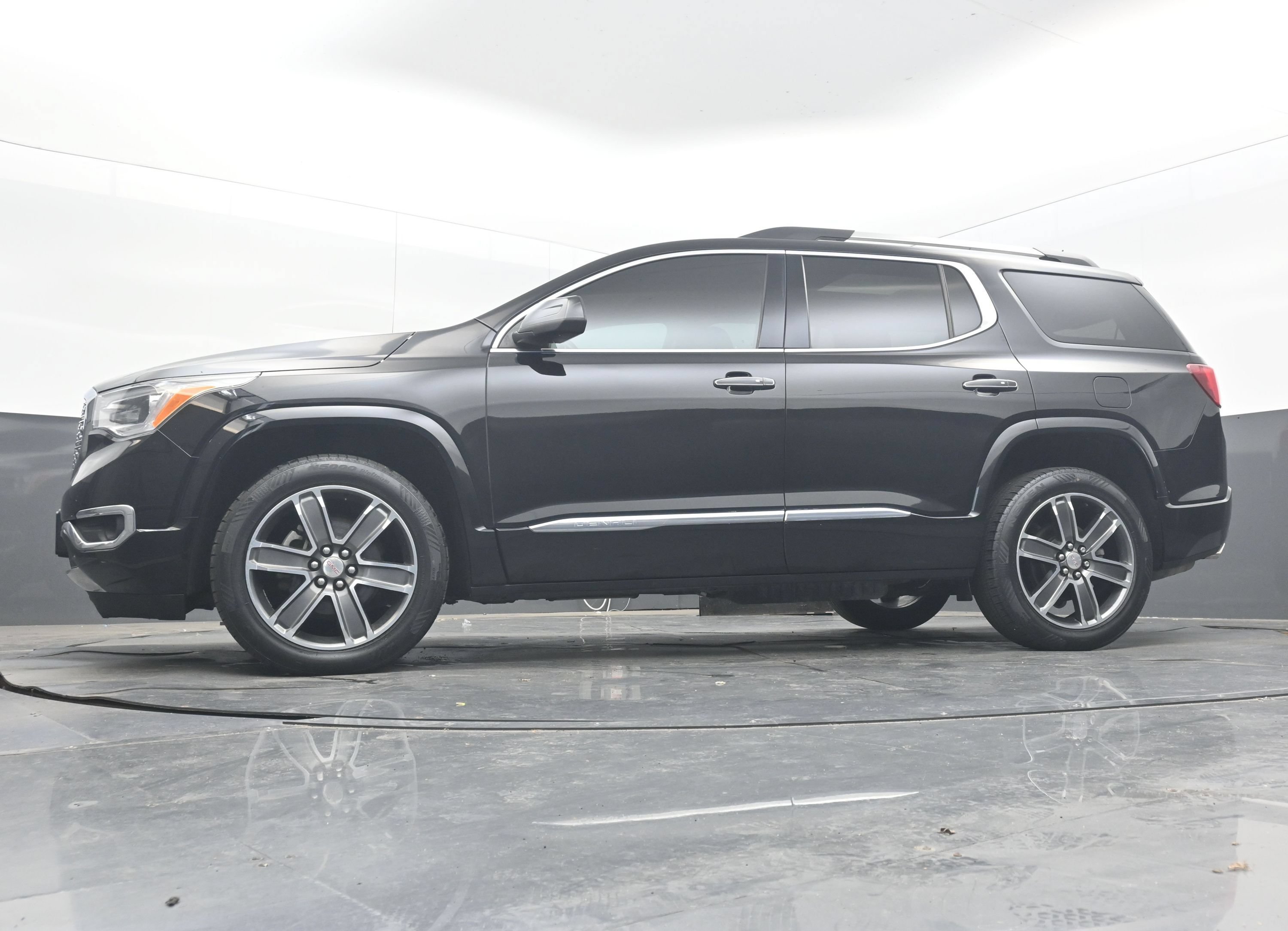 Used 2018 GMC Acadia Denali w/ Technology Package AWD/4WD image 23