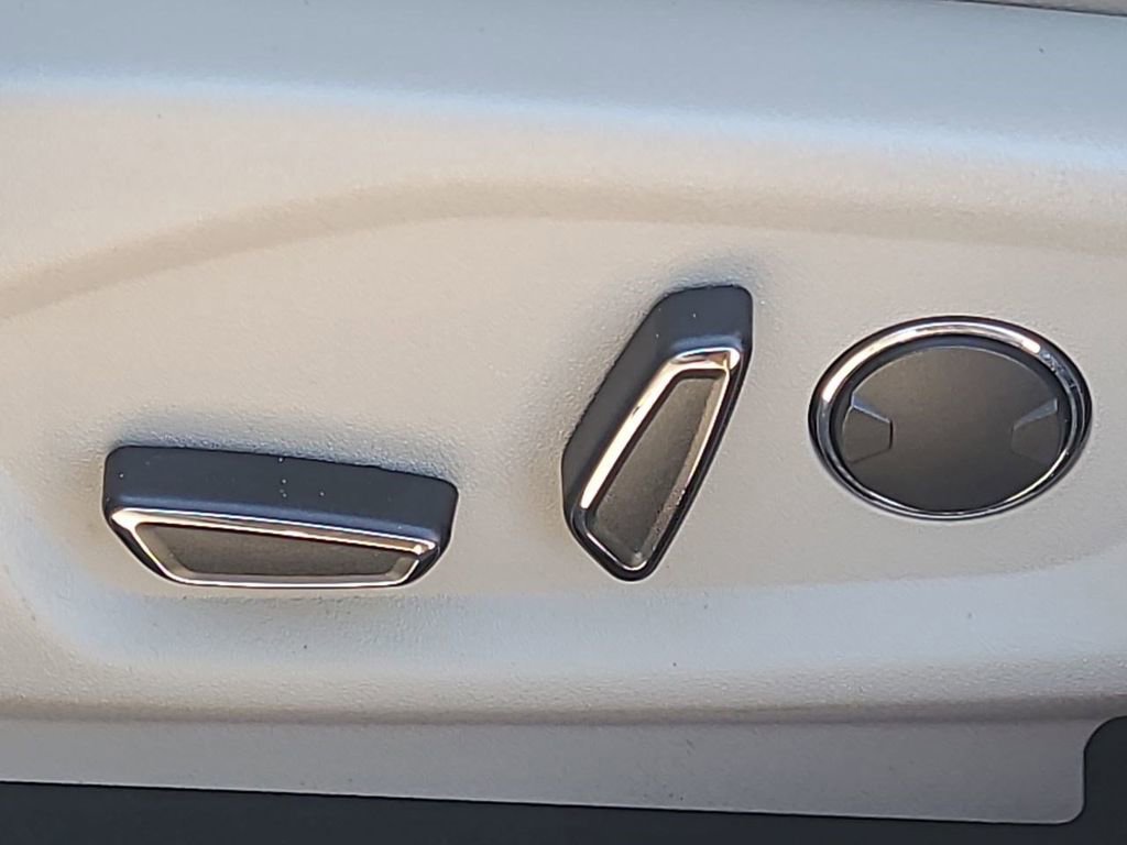 Used 2018 Ford Explorer XLT w/ Equipment Group 202A image 26