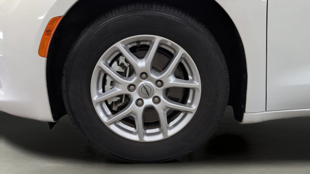 Used 2023 Chrysler Voyager LX FWD image 30