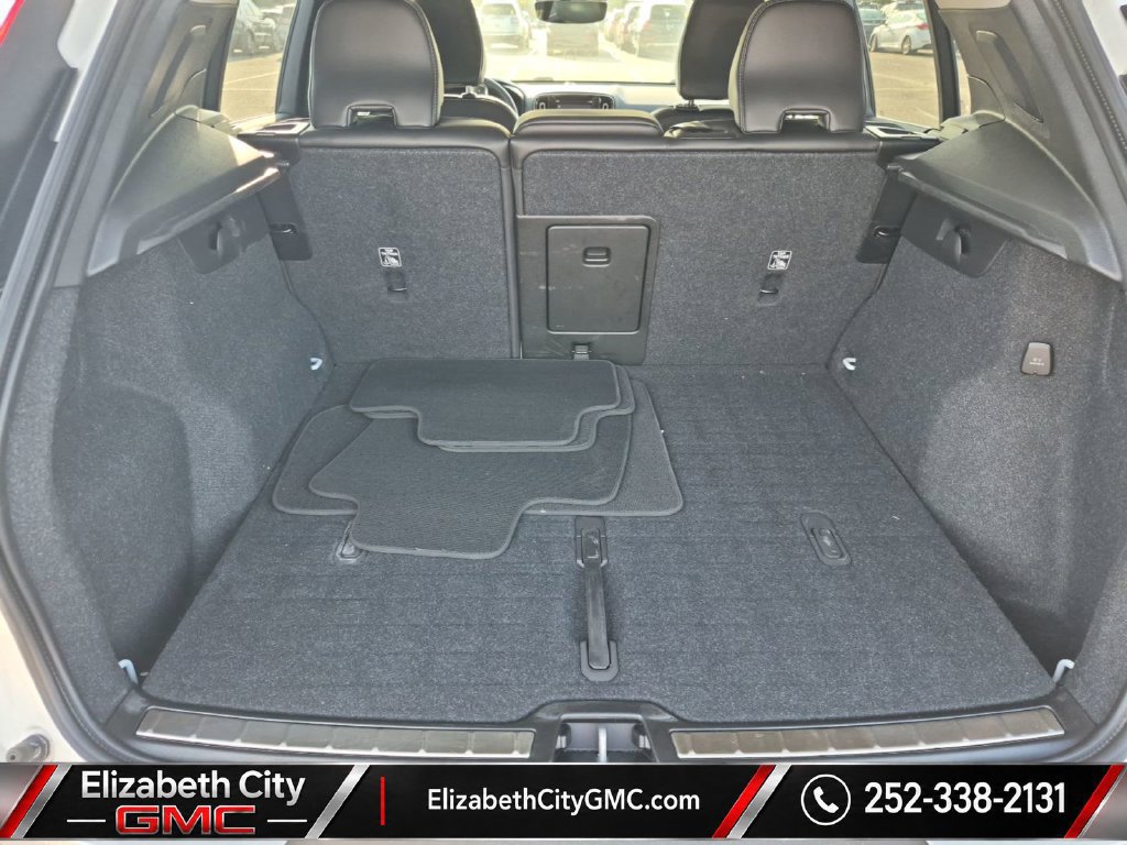 Used 2024 Volvo XC40 B5 Plus AWD/4WD image 9