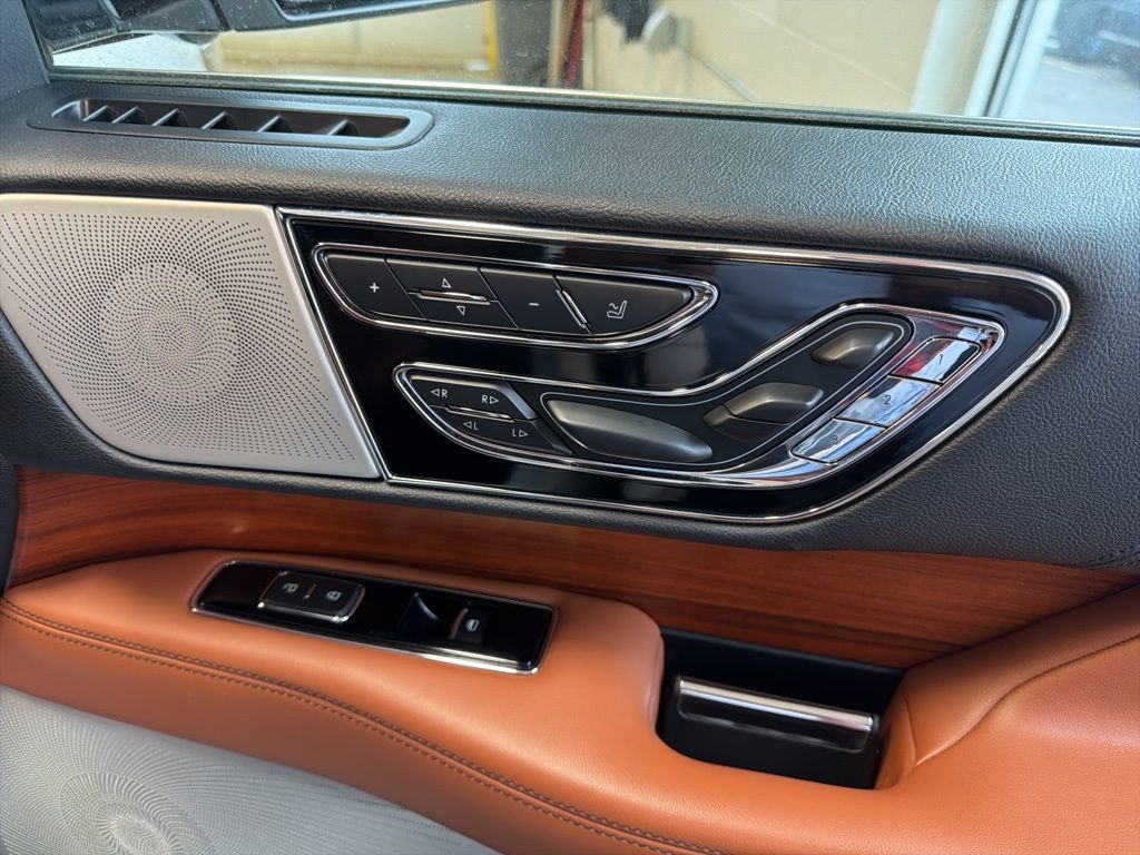 Used 2019 Lincoln Navigator L Reserve image 18