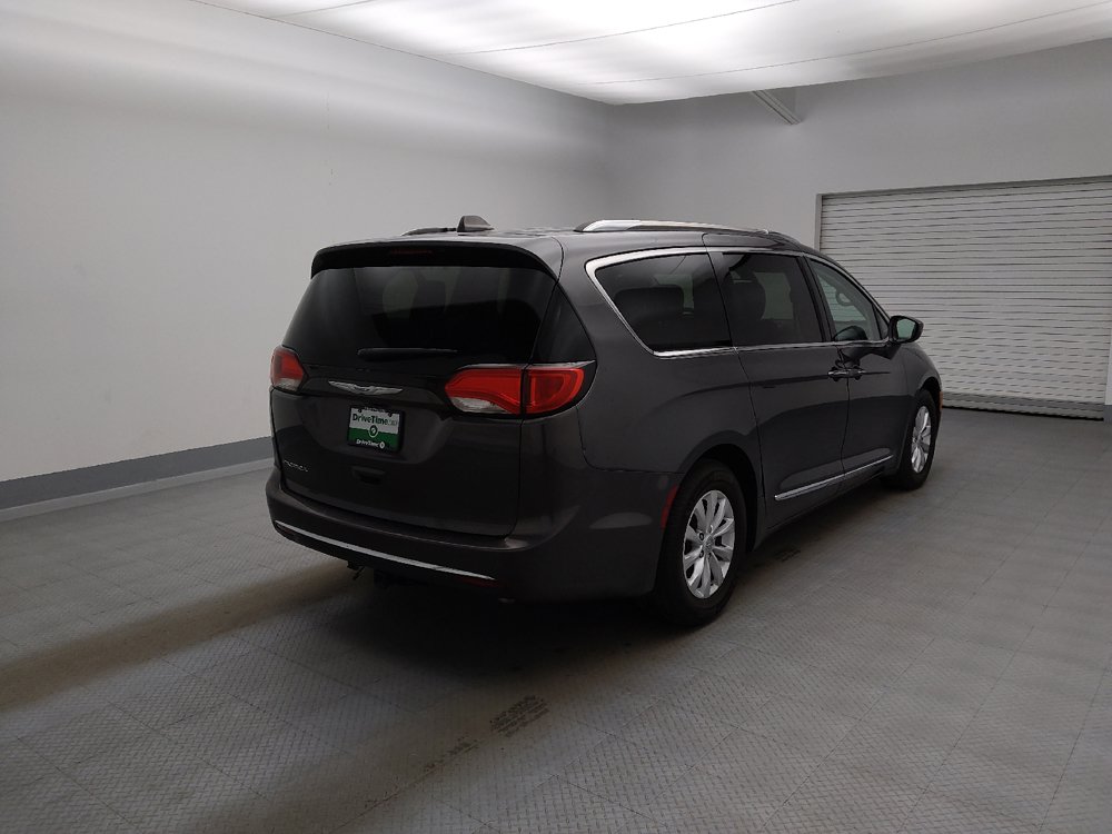 Used 2019 Chrysler Pacifica Touring-L FWD image 9