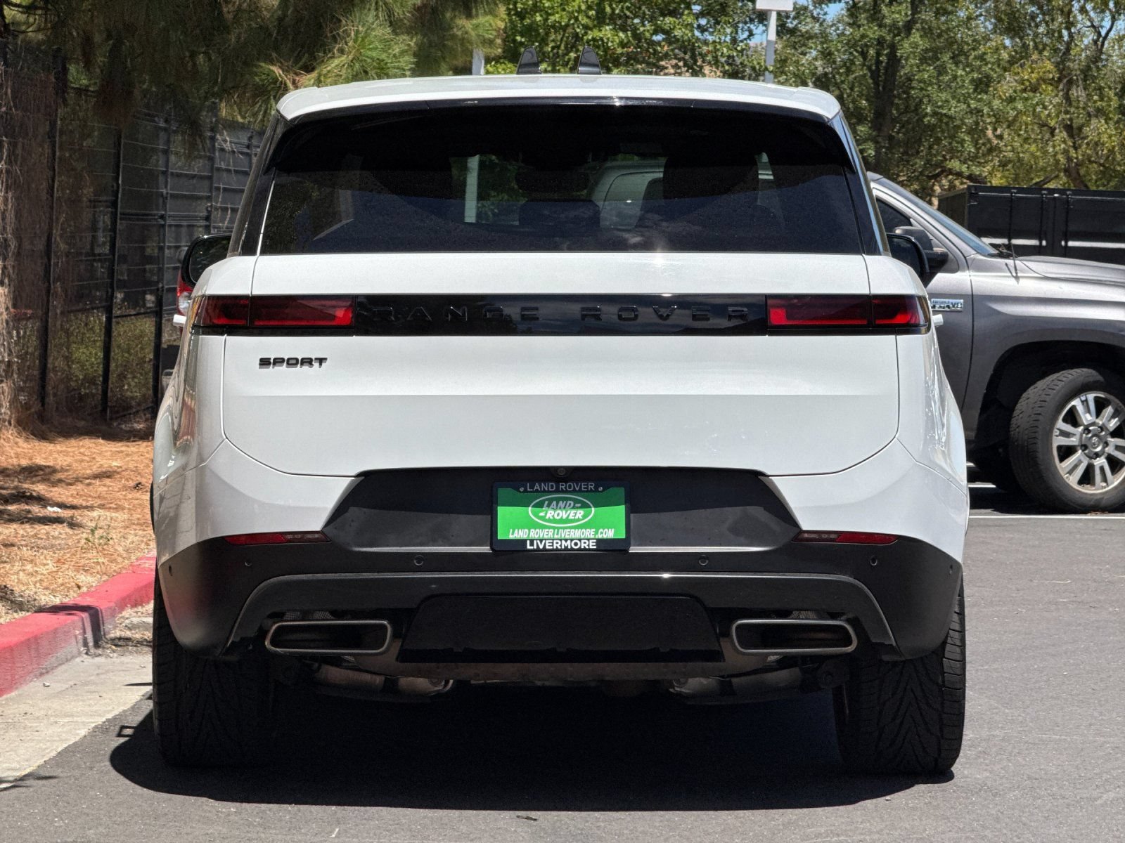 Used 2025 Land Rover Range Rover Sport SE AWD/4WD image 5