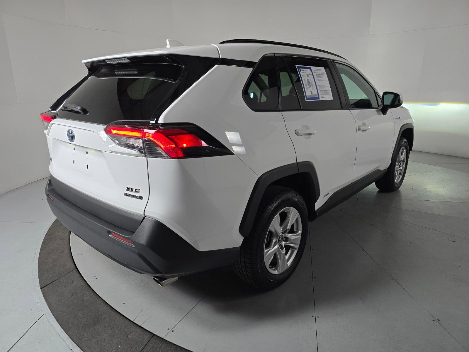 Used 2020 Toyota RAV4 XLE w/ Carpet Mat Package image 5