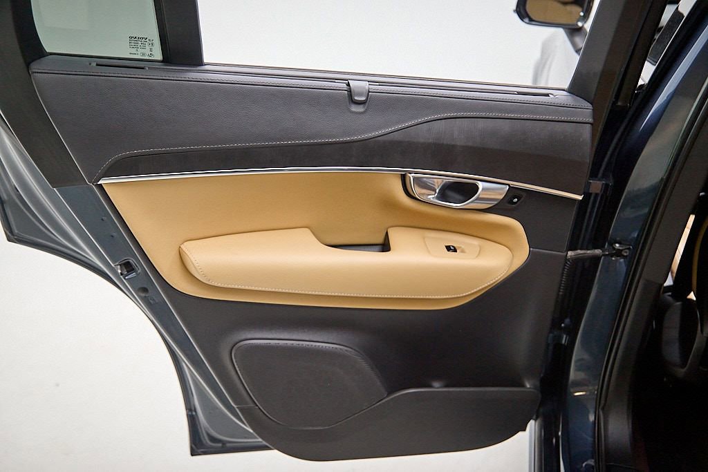 Certified 2023 Volvo XC90 T8 Ultimate w/ Protection Package Premier image 18