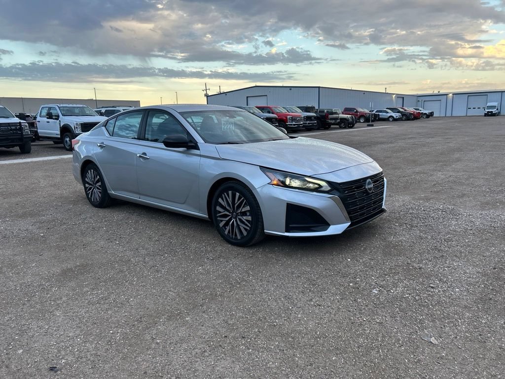 Used 2024 Nissan Altima 2.5 SV FWD image 8