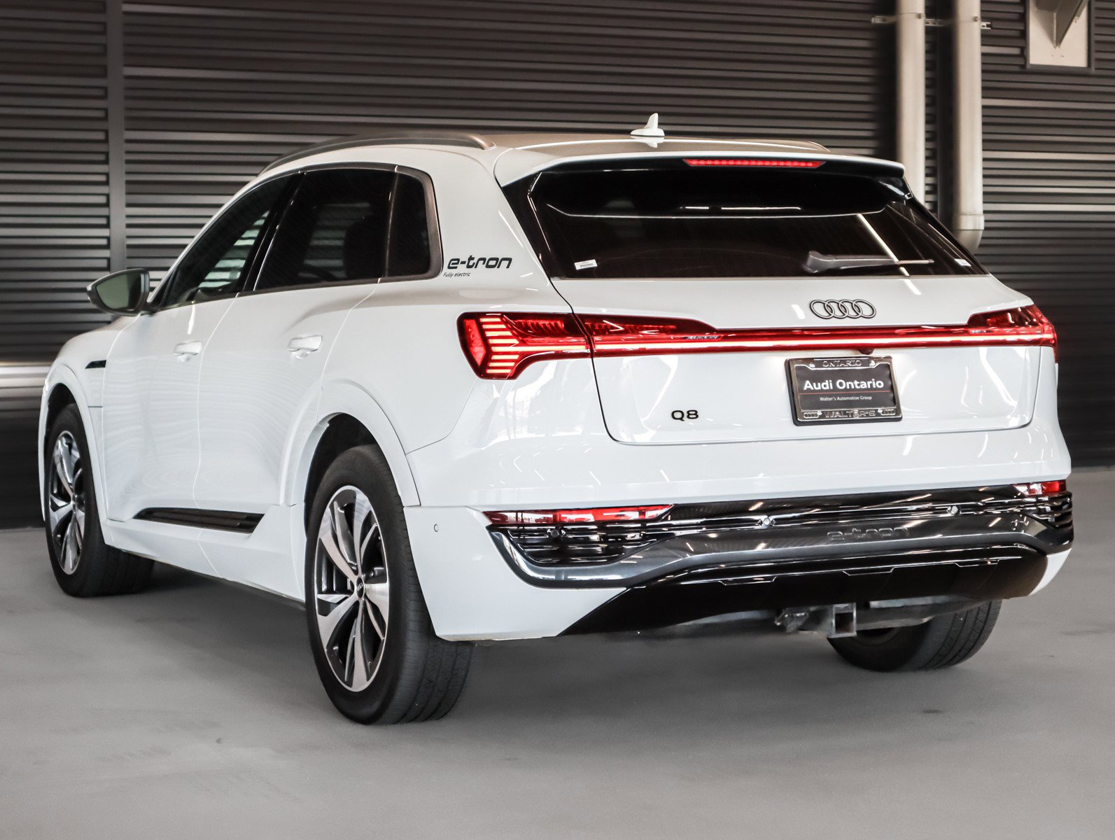 Used 2024 Audi Q8 e-tron Premium Plus image 2