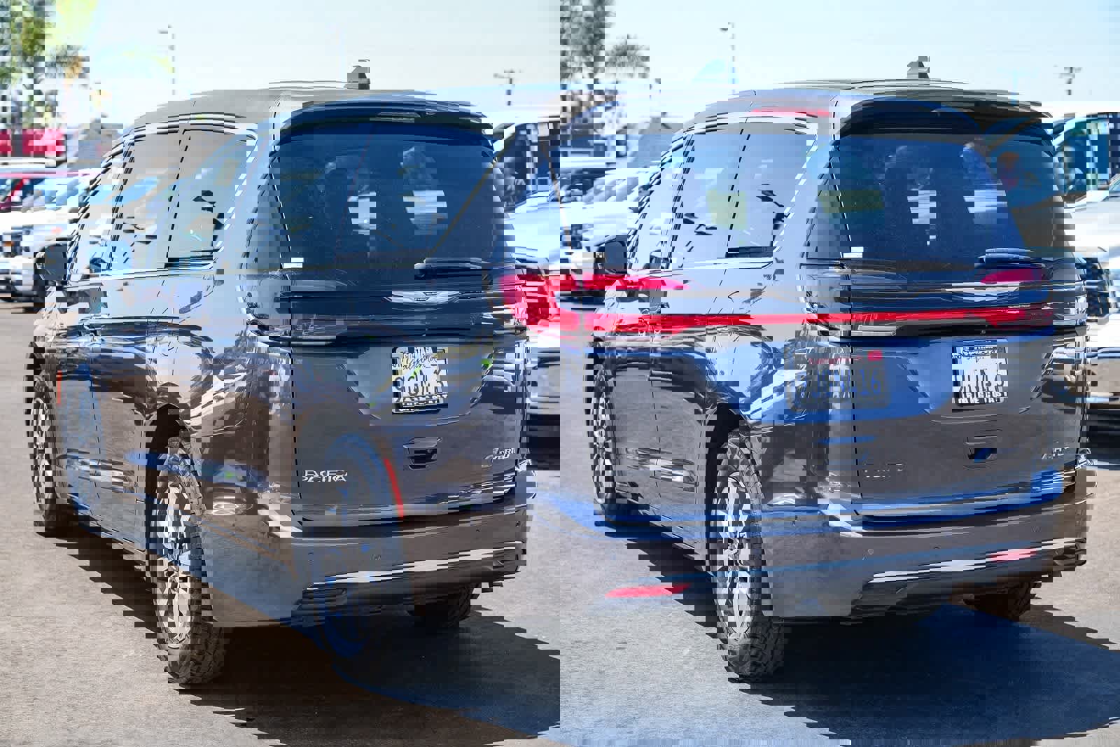 Used 2022 Chrysler Pacifica Touring-L w/ Uconnect Theater Family Group image 4