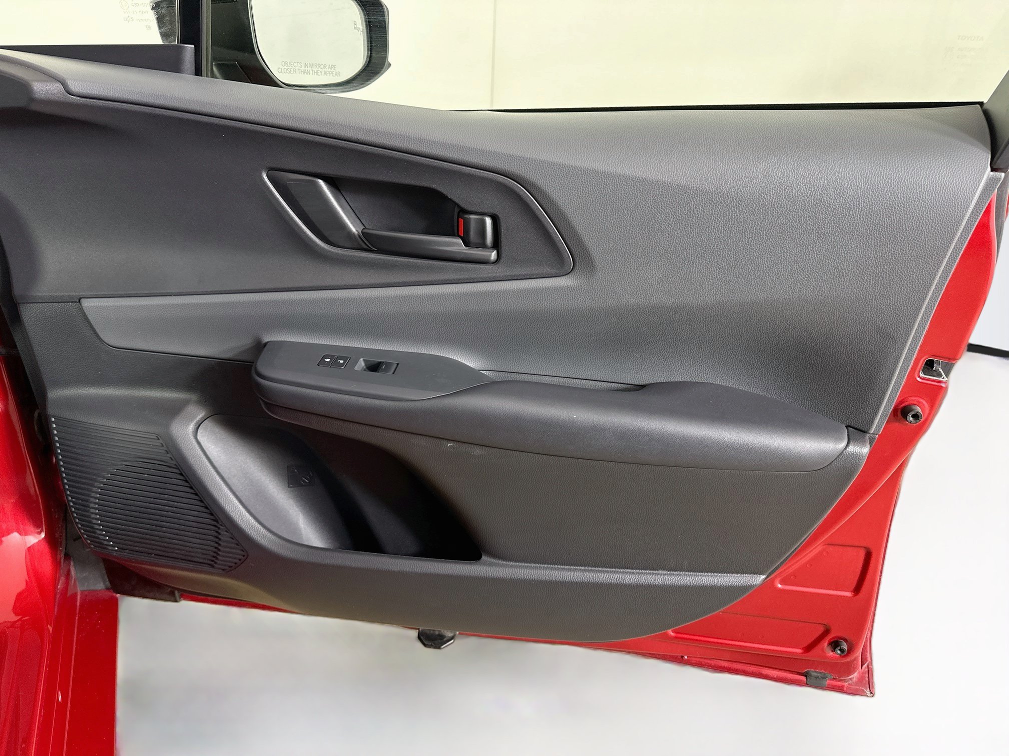 Used 2025 Toyota Prius LE FWD image 30