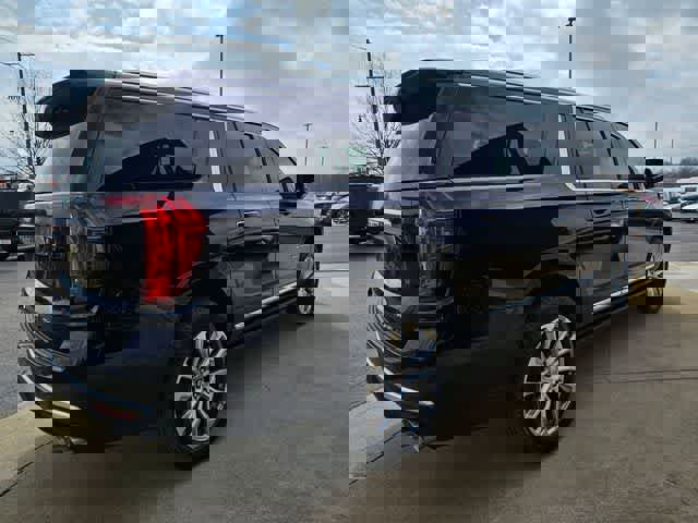 Used 2022 GMC Yukon XL Denali w/ Denali Premium Package image 8