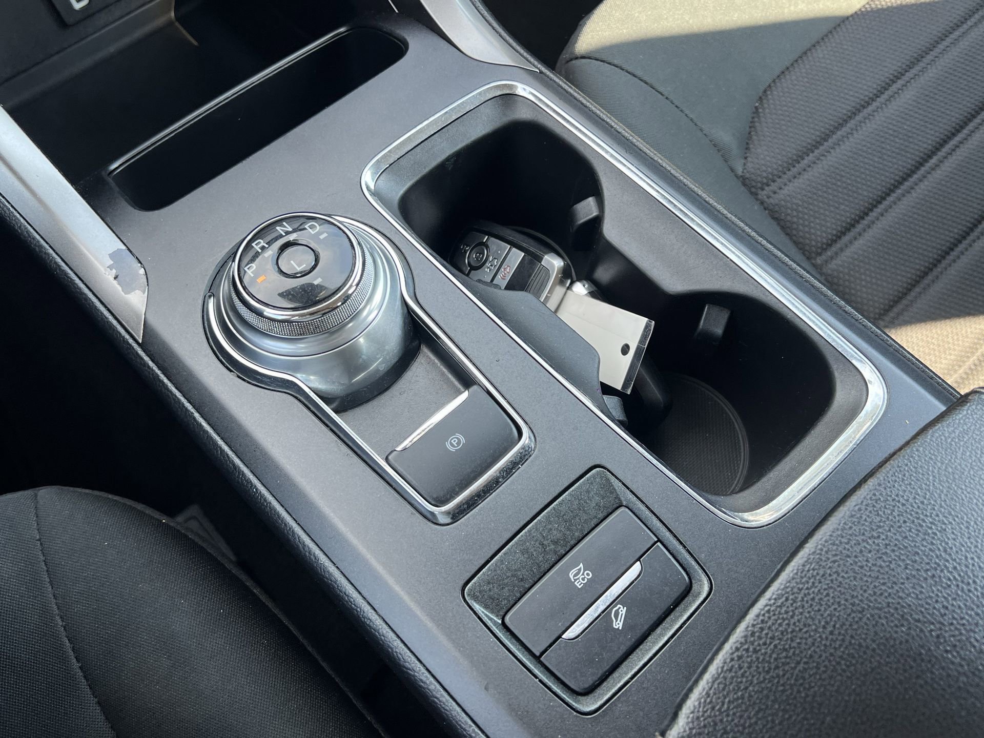 Used 2020 Ford Fusion SE FWD image 8