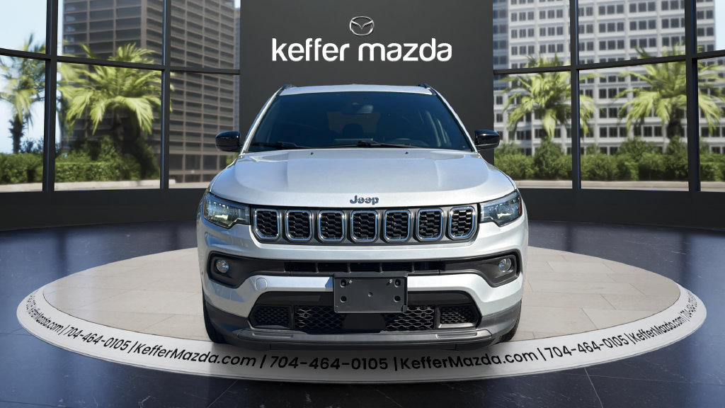 Used 2024 Jeep Compass Latitude AWD/4WD image 2