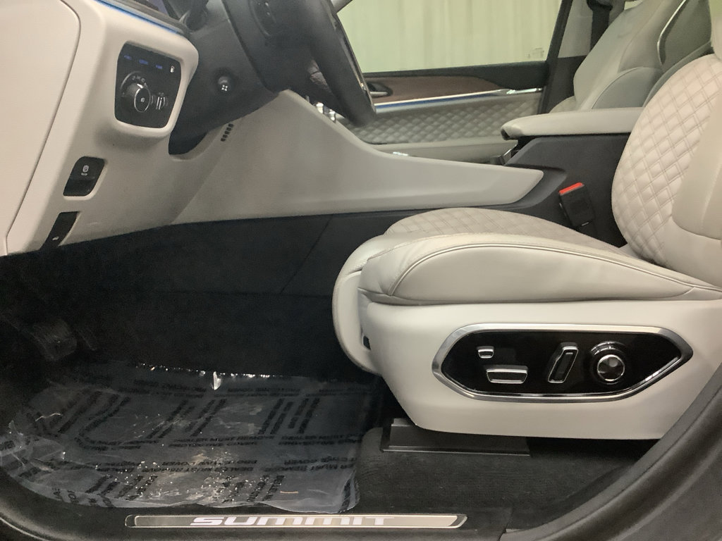 Used 2022 Jeep Grand Cherokee Summit w/ Advanced Protech Group IV AWD/4WD image 14