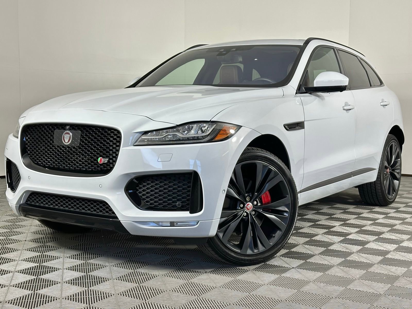 Used 2017 Jaguar F-PACE S image 39