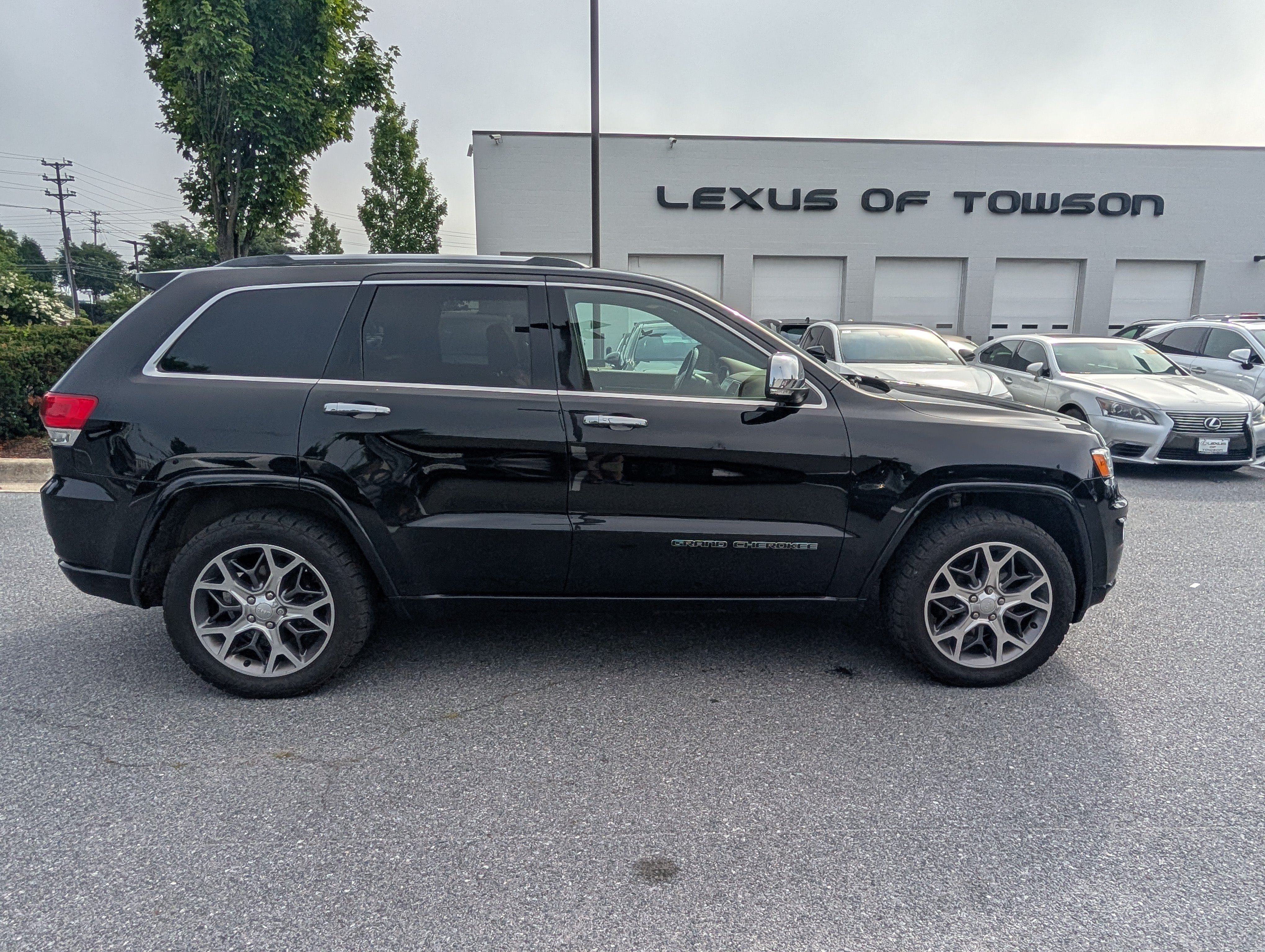Used 2020 Jeep Grand Cherokee Overland AWD/4WD image 2
