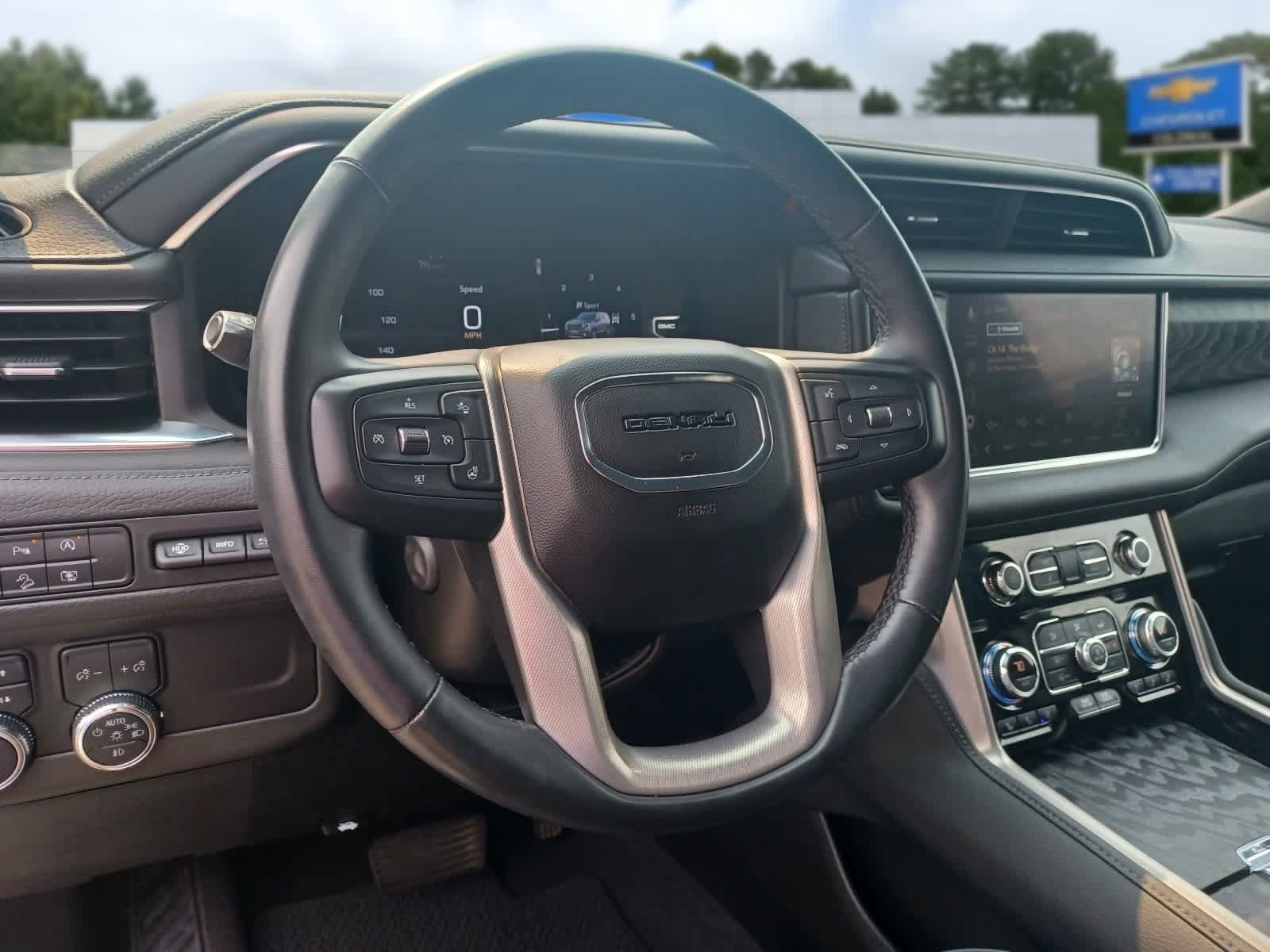 Used 2023 GMC Yukon XL Denali AWD/4WD image 9