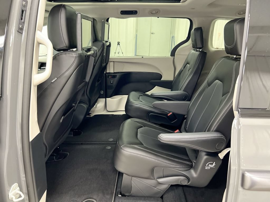 Used 2023 Chrysler Pacifica Touring-L w/ Uconnect Theater Family Group AWD/4WD image 24