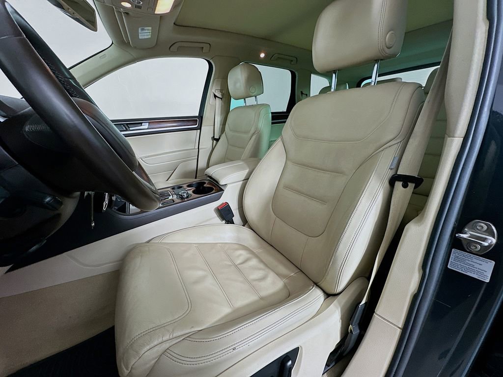 Used 2013 Volkswagen Touareg TDI image 22