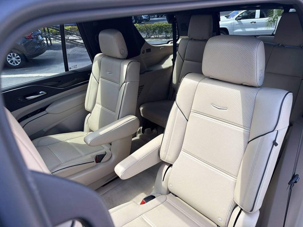 Used 2024 Cadillac Escalade Premium Luxury AWD/4WD image 21