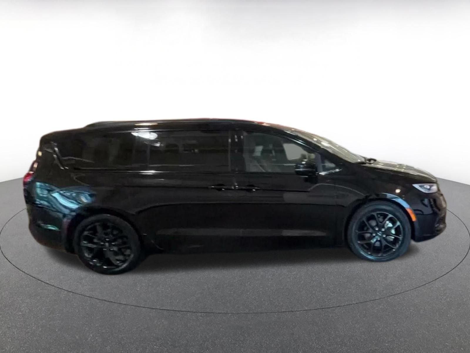 Used 2025 Chrysler Pacifica Limited FWD image 13
