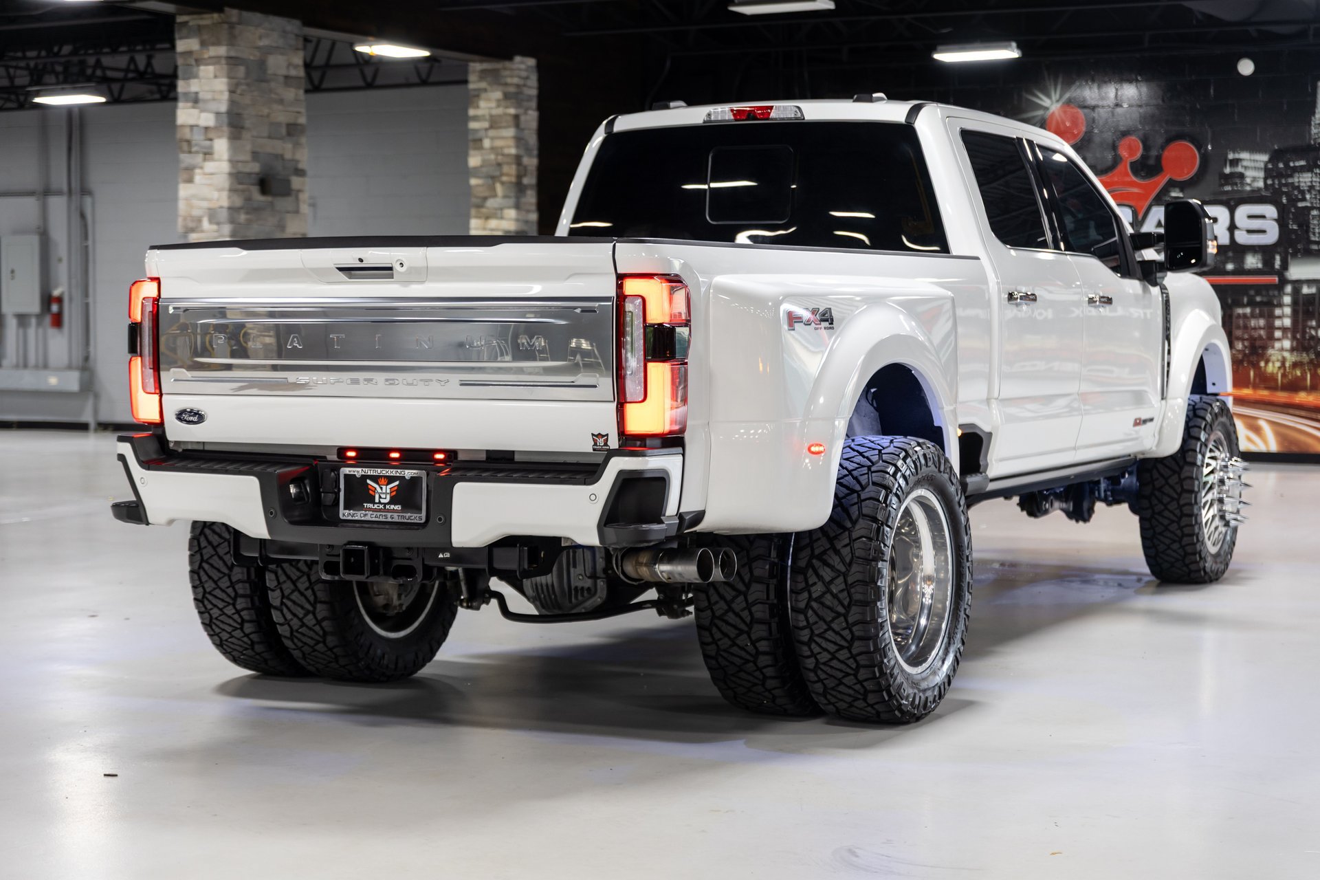 Used 2023 Ford F450 Platinum w/ FX4 Off-Road Package AWD/4WD image 30