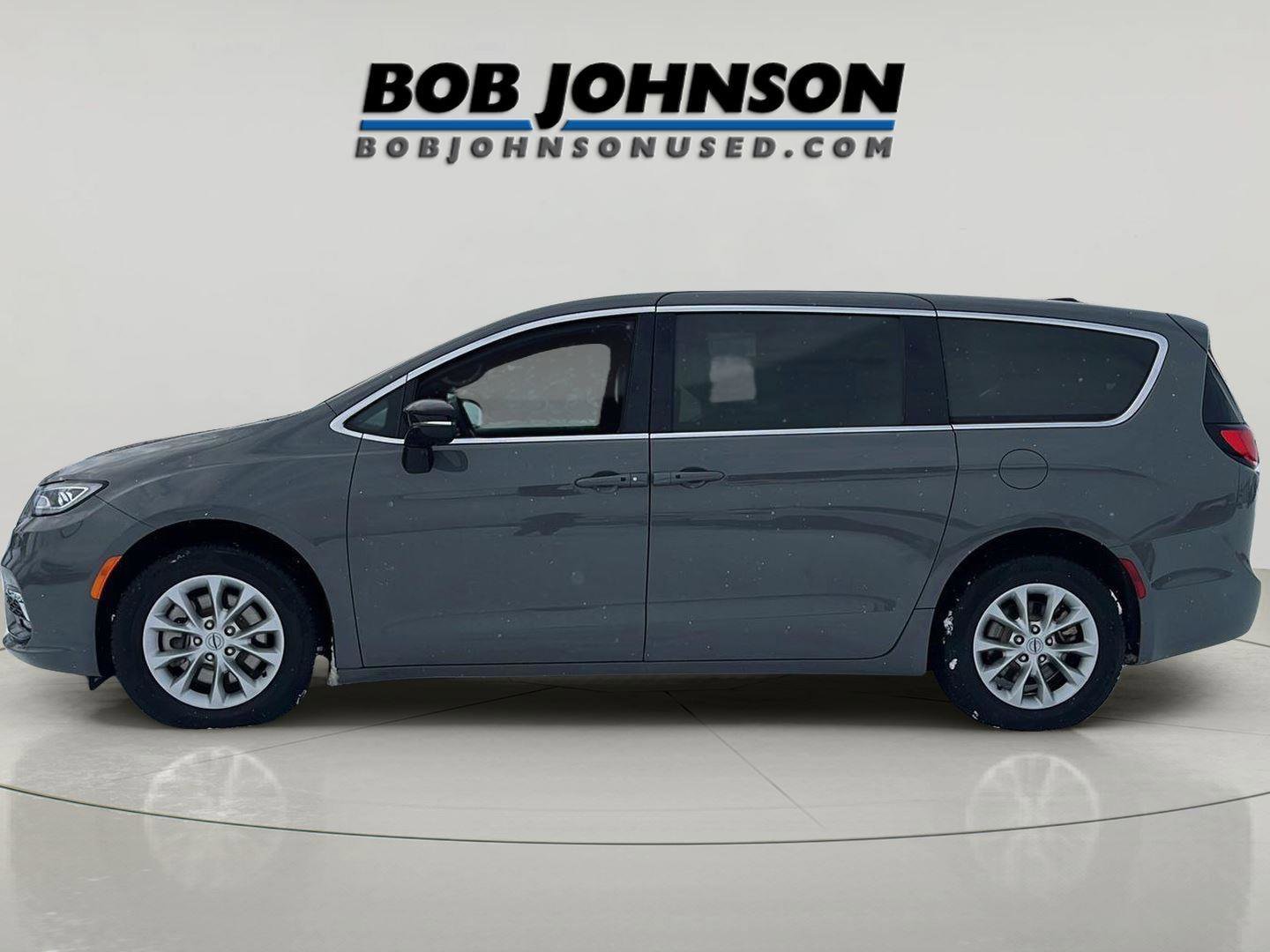 Used 2025 Chrysler Pacifica Select image 4