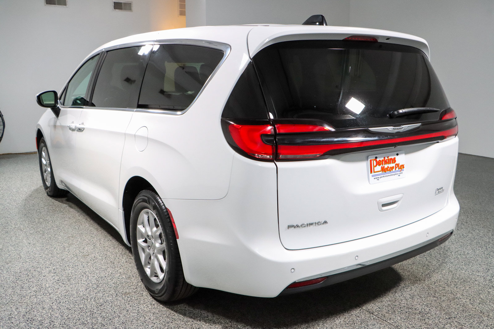 Used 2023 Chrysler Pacifica Touring-L FWD image 9