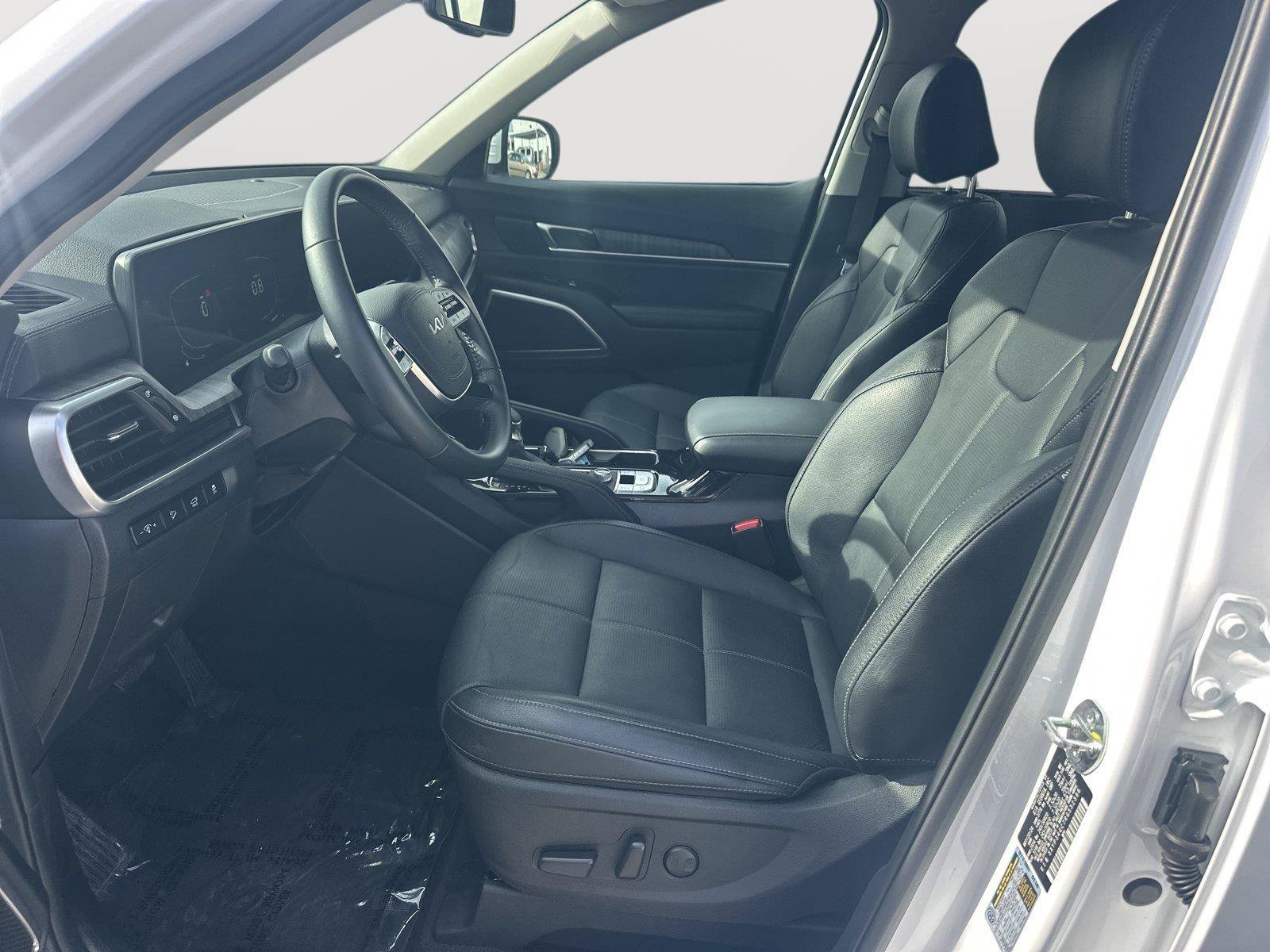 Used 2024 Kia Telluride EX w/ EX Captain's Chair Package FWD image 8