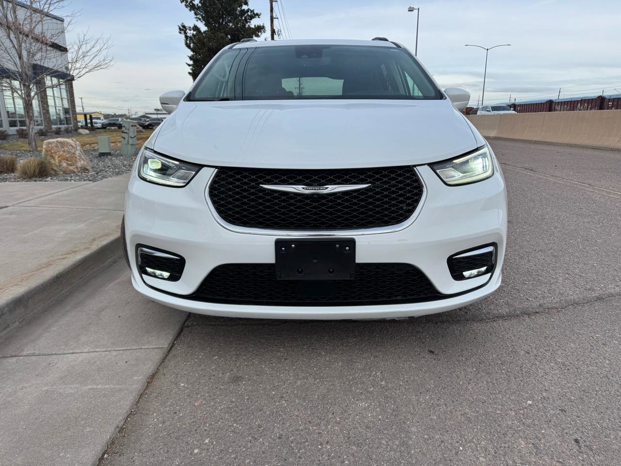 Used 2022 Chrysler Pacifica Touring-L image 8