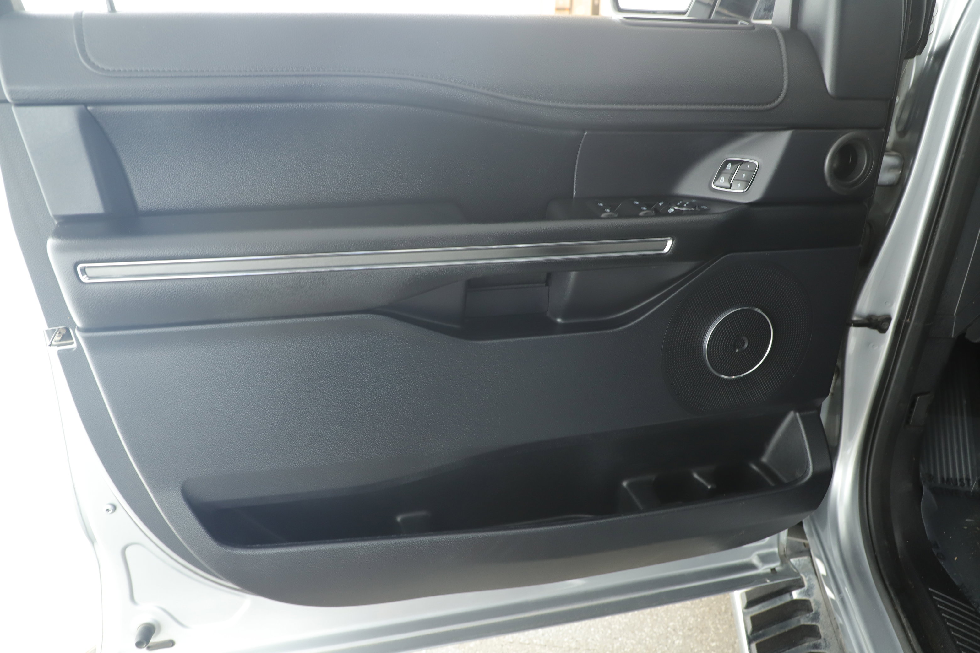 Used 2020 Ford Expedition Max XLT w/ Equipment Group 202A image 9