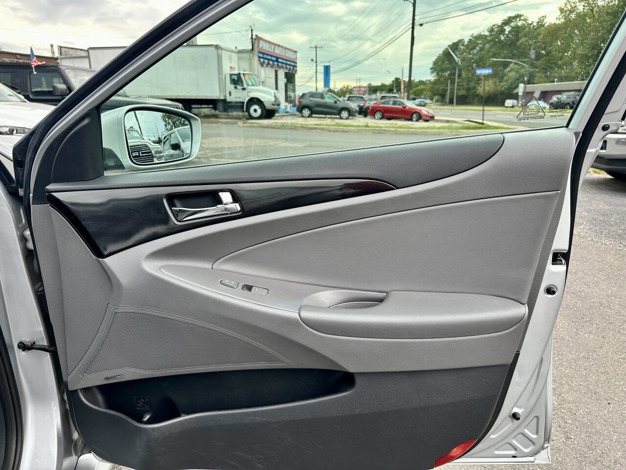 Used 2014 Hyundai Sonata SE w/ Premium Package 04 FWD image 18