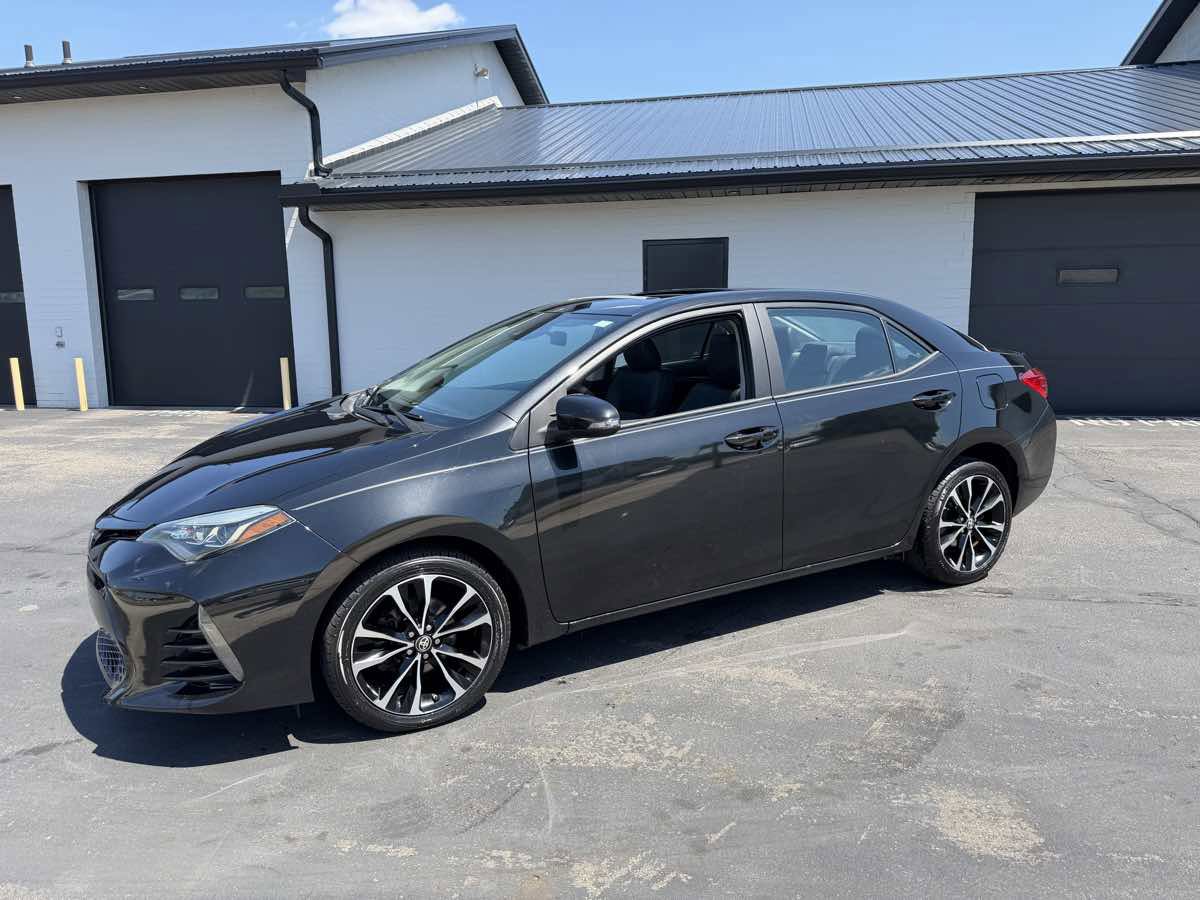 Used 2018 Toyota Corolla SE FWD image 2