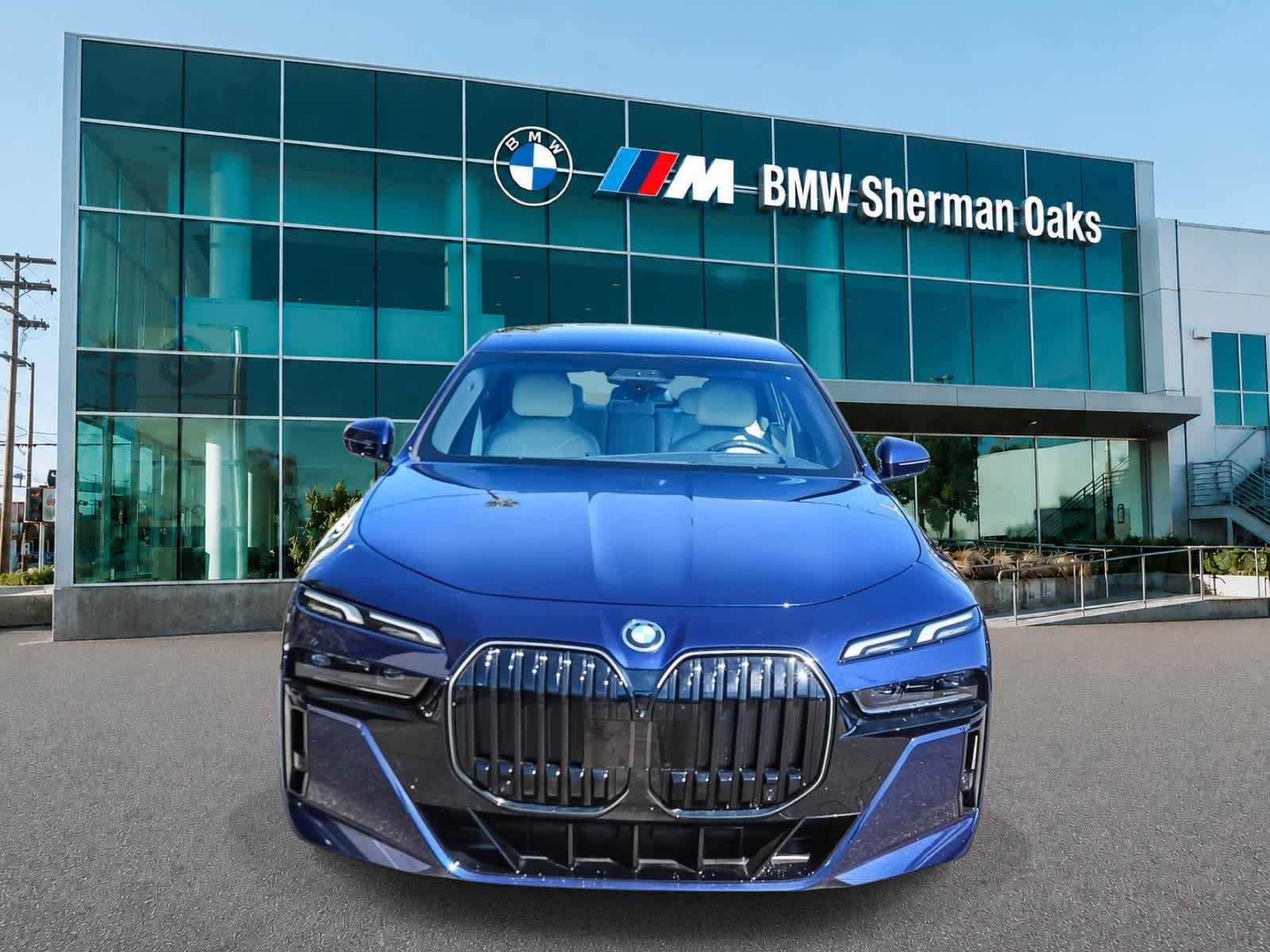 Used 2026 BMW 750e xDrive AWD/4WD image 2